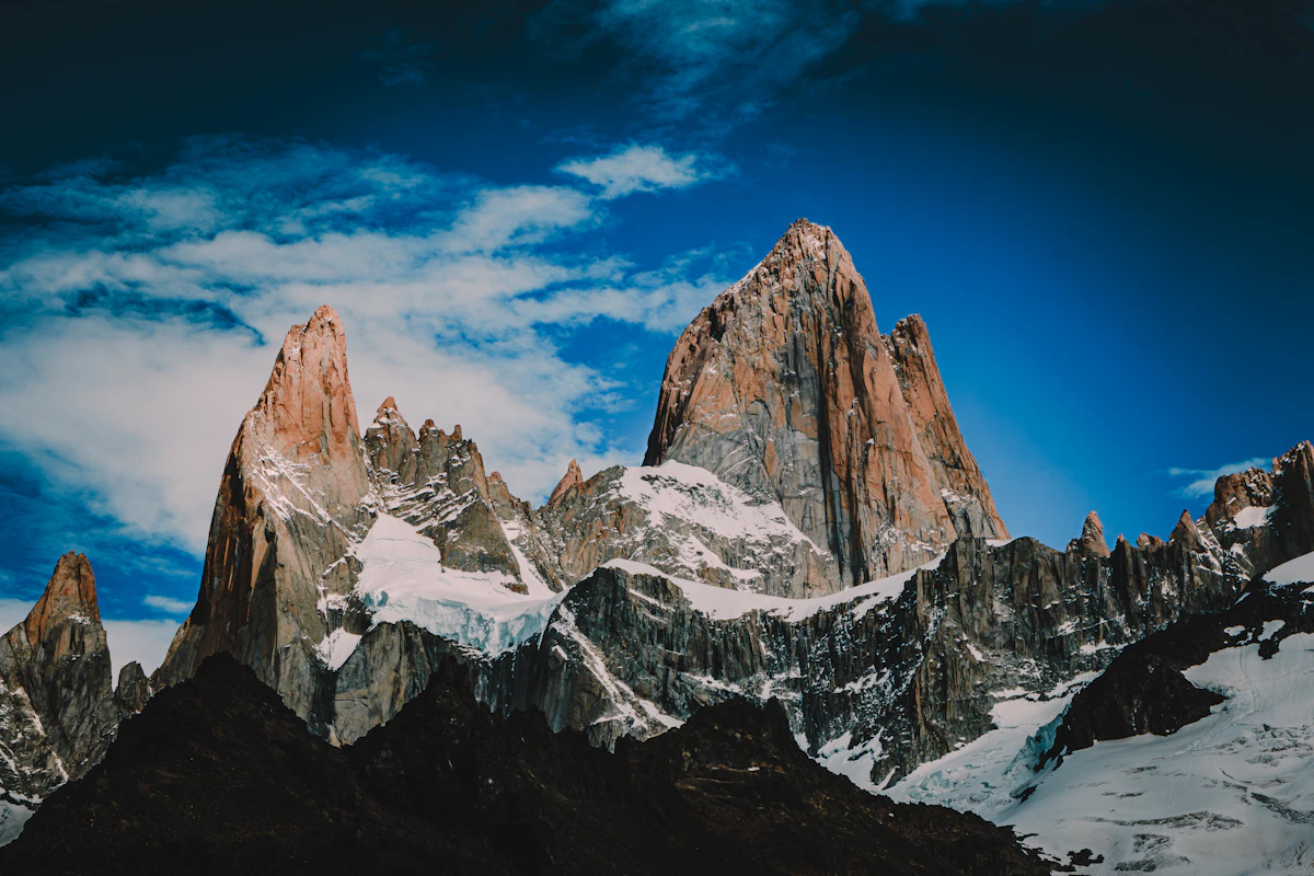 Picos de granito e lago na paisagem patagônica