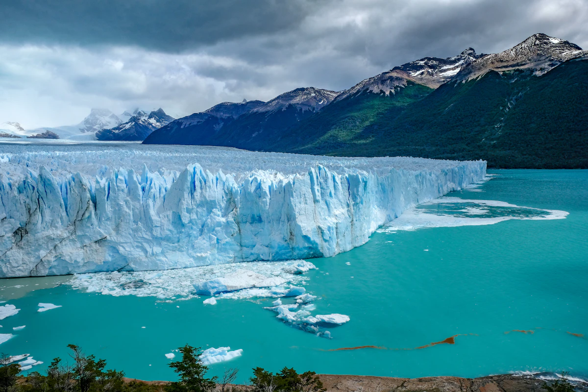 Parede azul do glaciar Perito Moreno sobre o lago