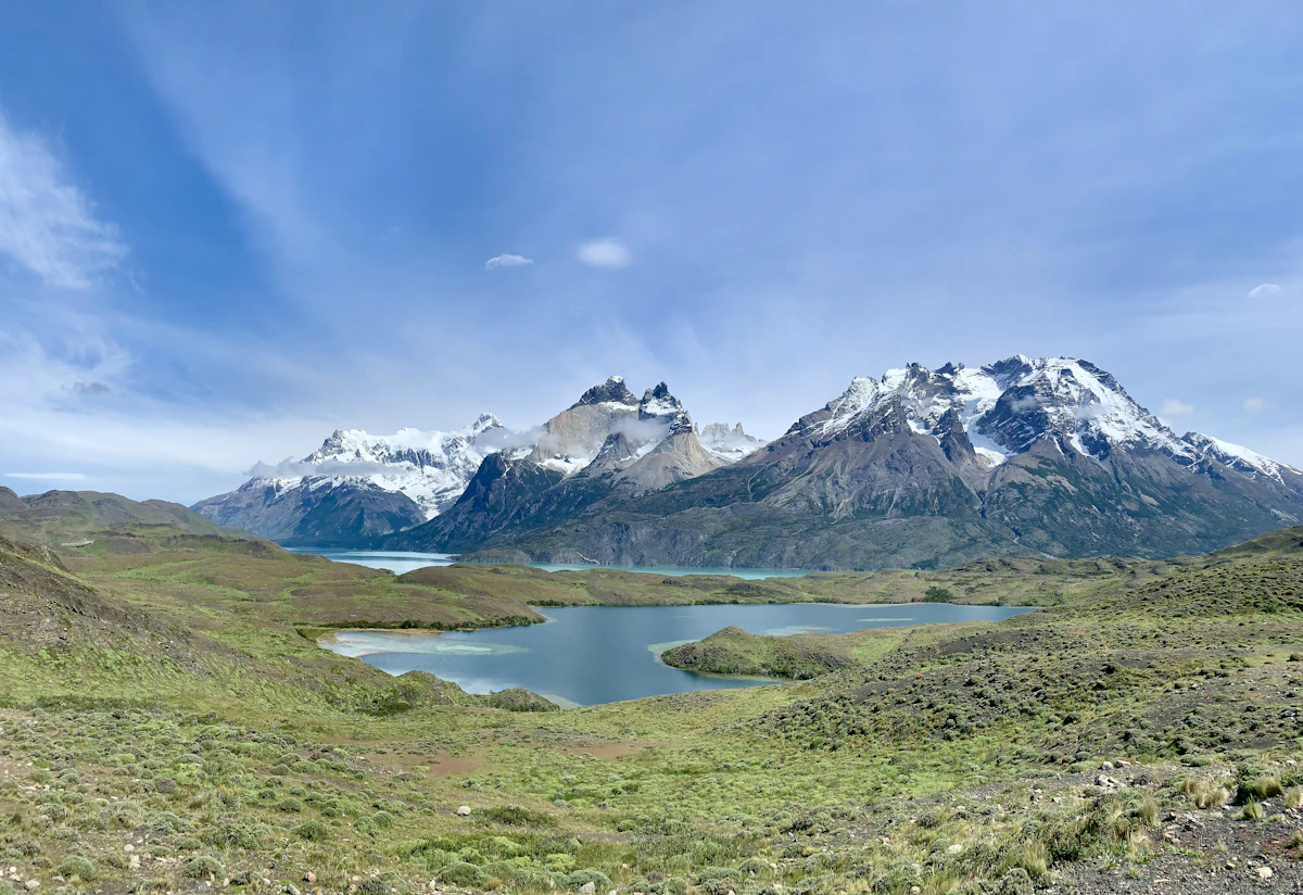 Lago e montanhas nevadas no Parque Nacional Torres del Paine